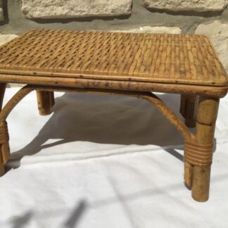Très joli ANCIEN PETIT TABOURET REPOSE-PIEDS en rotin tressé ART POPULAIRE