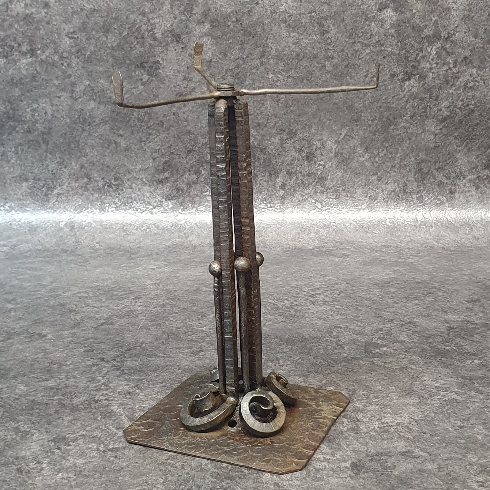 Ancien pied de lampe art déco en fer forgé Brandt ? ref AP197