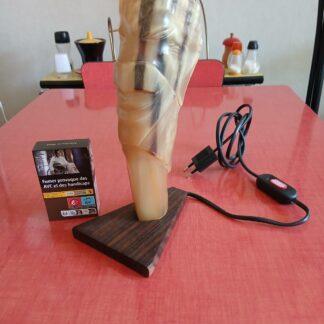 Vintage, lampe en corne sculptée des années 60 /70 en super état très sympa.