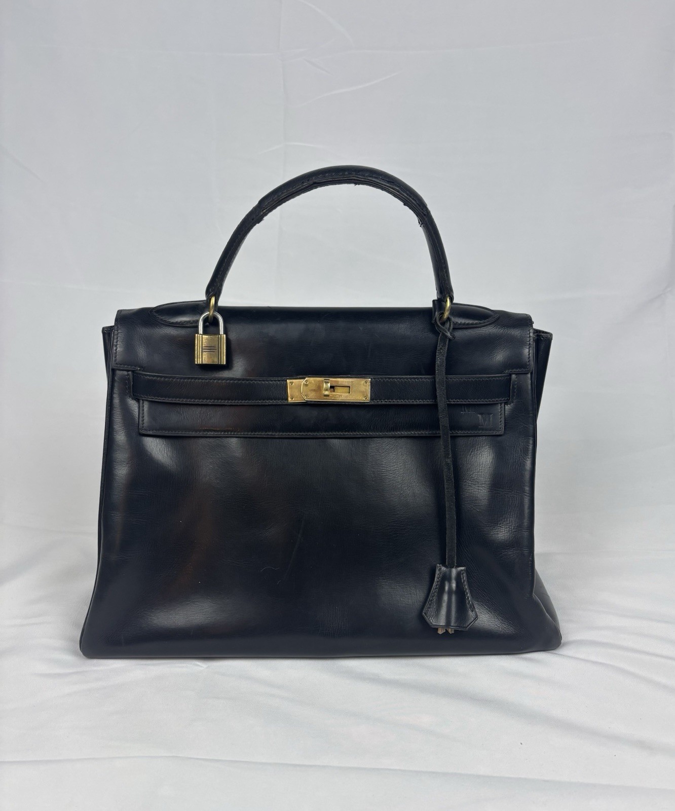 HERMES, Sac "Kelly" retourné 32 cm en veau box noir Chiffré MM. Circa 1965