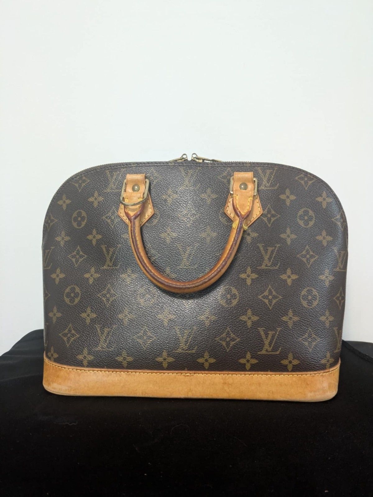 Louis Vuitton Alma Monogram — Very Good Condition — BA0977