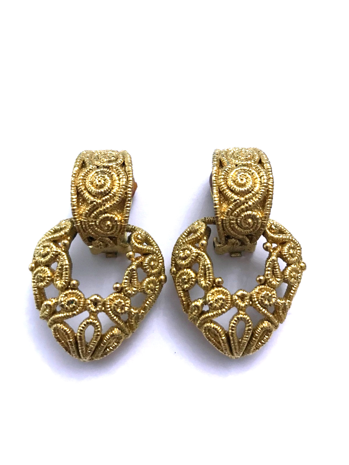 Boucles d'oreilles clips en métal doré Grossé créateur de Dior Vintage Couture