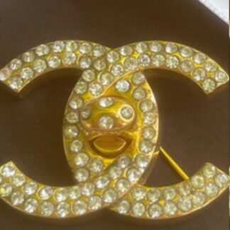 Superbe broche Chanel vintage modèle turn lock double C strass de Karl Lagerfeld