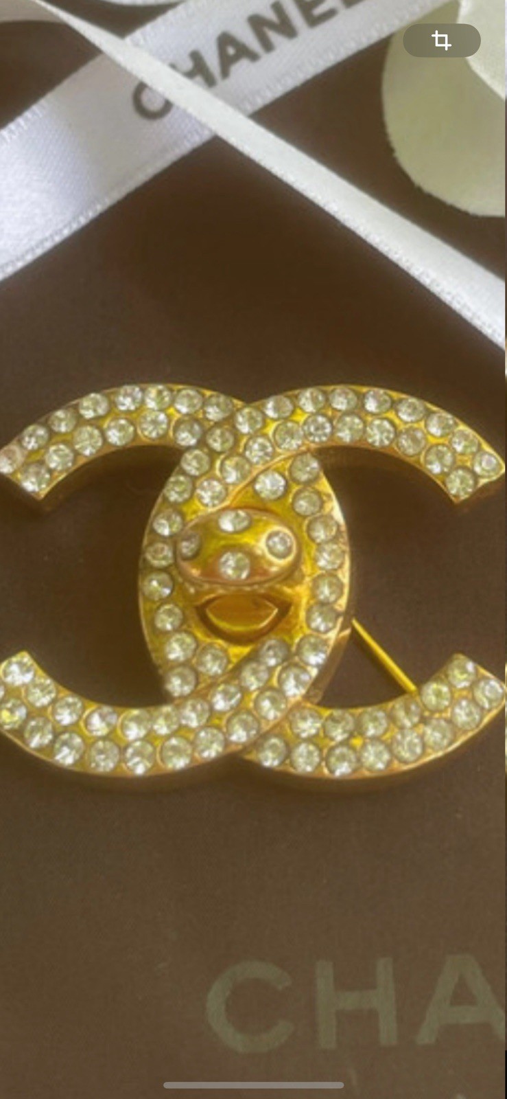 Superbe broche Chanel vintage modèle turn lock double C strass de Karl Lagerfeld