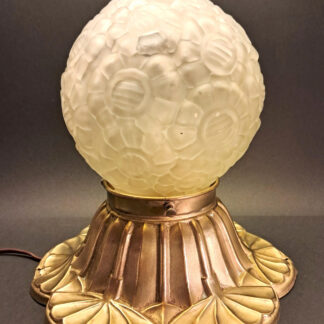 Art Déco - Lampe ancienne en laiton repoussé et verre moulé/pressé vers 1925