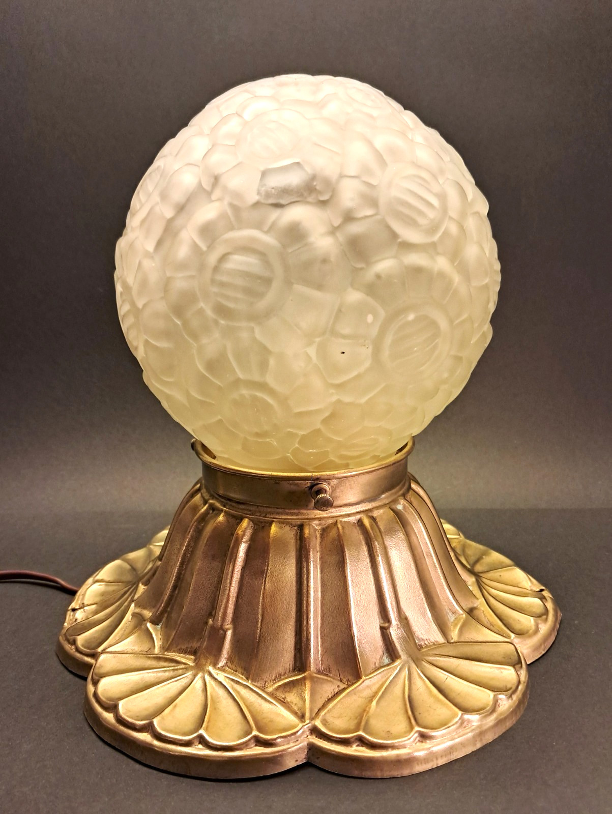 Art Déco - Lampe ancienne en laiton repoussé et verre moulé/pressé vers 1925