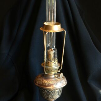 Lampe à pétrole vintage en laiton ciselé avec son verre.