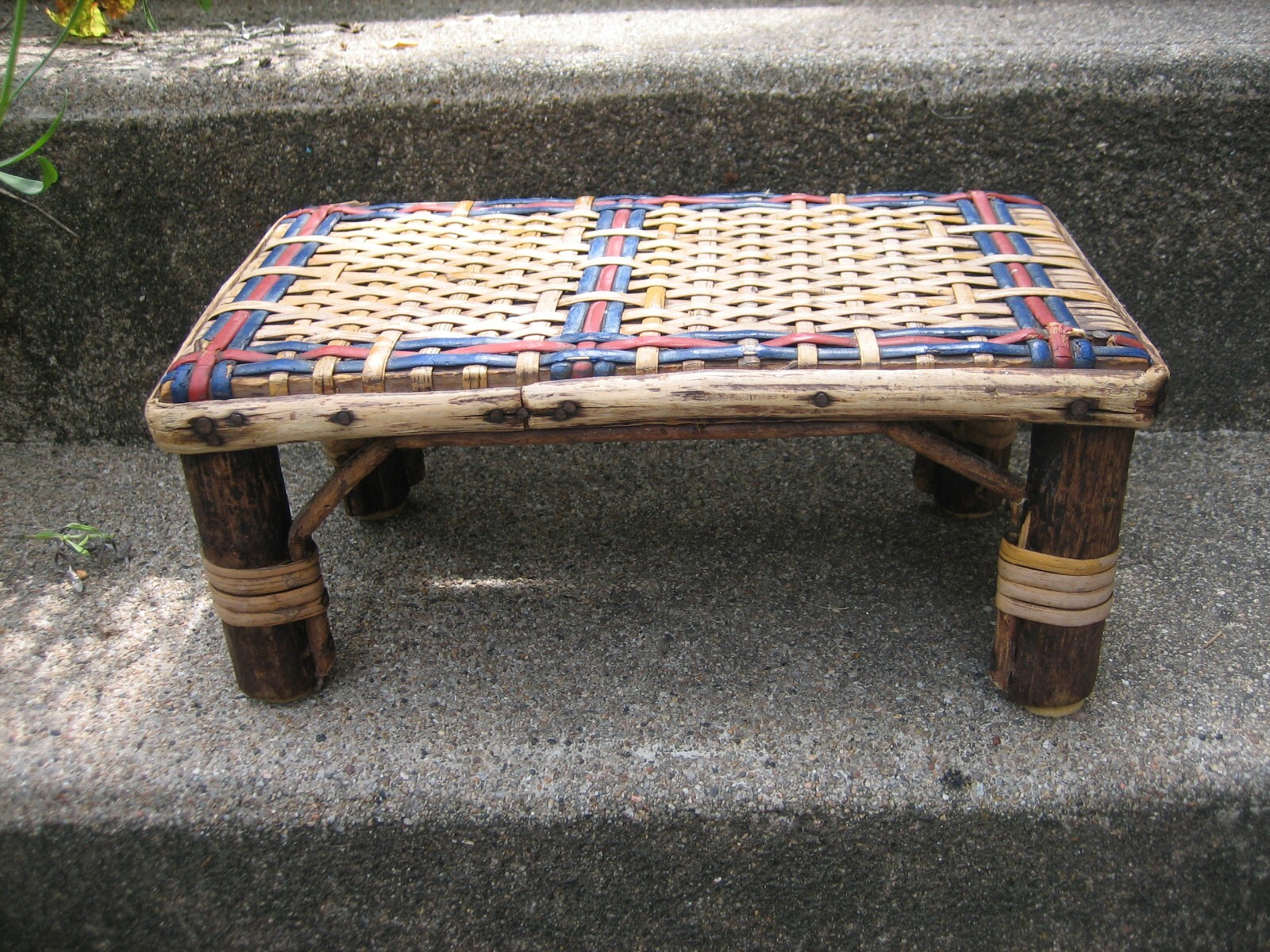 Ancien repose pied Vintage Scoubidou & Osier tressé