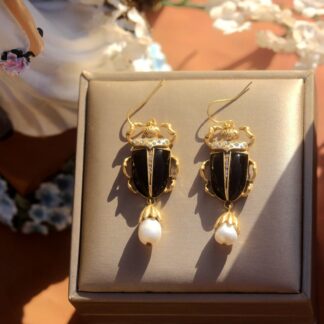 Boucles d'oreilles Crochet Doré Scarabée Vraie Perle Motif Jade Noir QD31