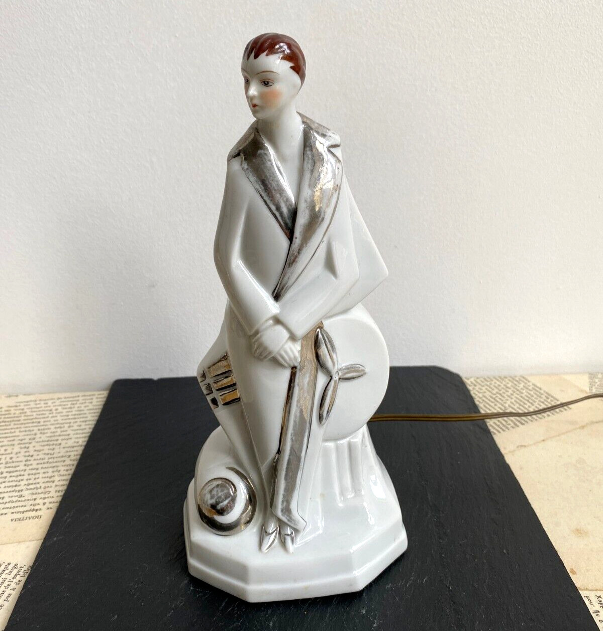 Lampe veilleuse Art Déco porcelaine Femme aux cheveux courts Brûle Parfum 1930