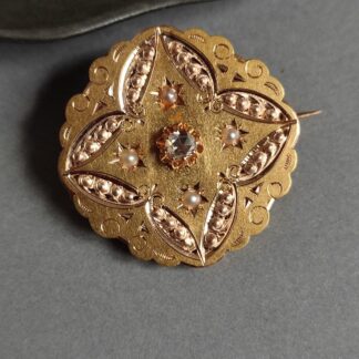 Ancienne broche en Or jaune 18k centré un diamant taillé Rose. PB:3,4g