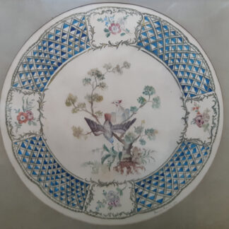 Aquarelle, assiette en porcelaine de Sèvres à décor d'oiseaux, XVIIIe siècle