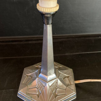 Petit pied de lampe décor stylisé époque art déco en métal chromé lesté fonte