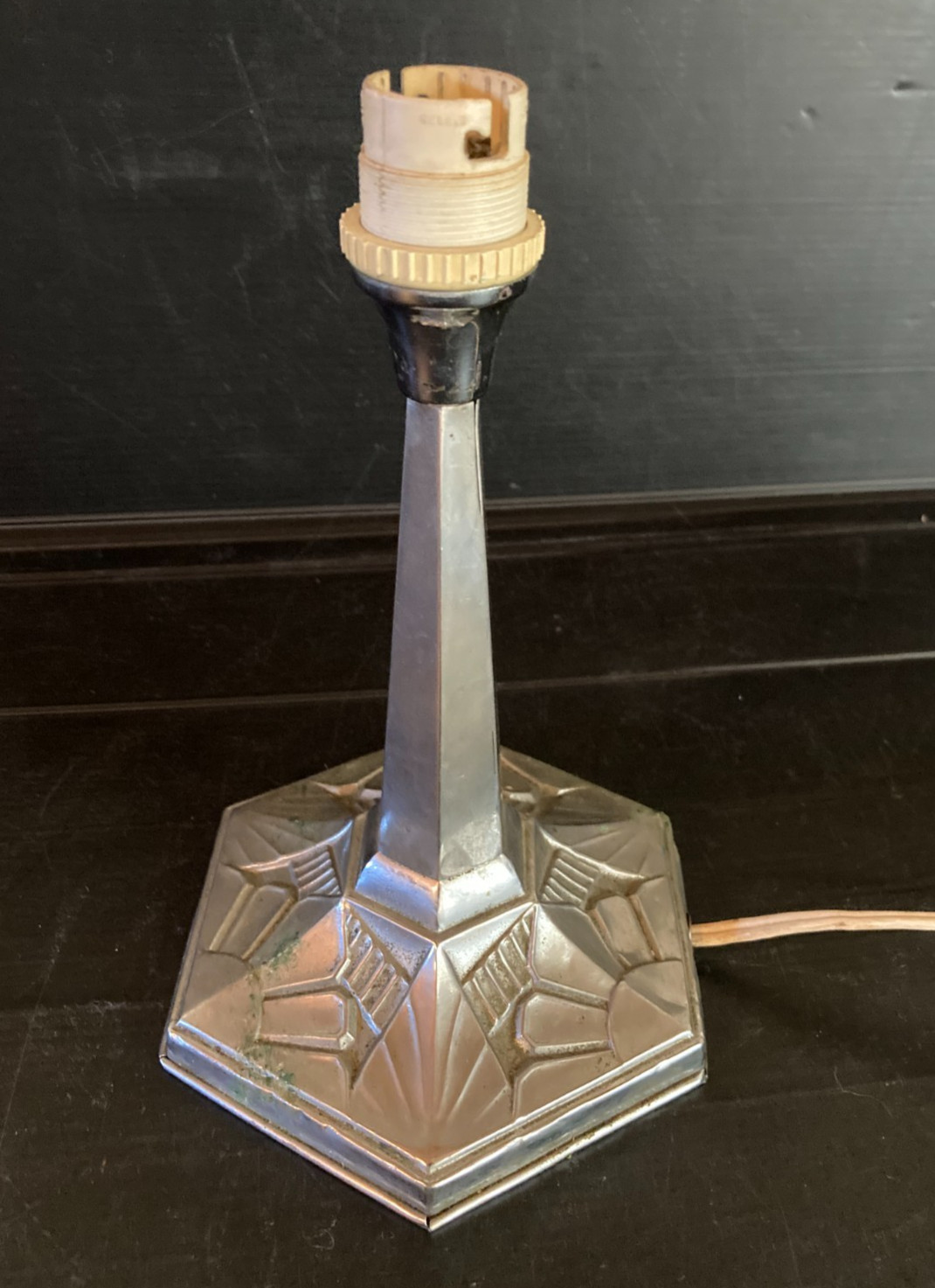 Petit pied de lampe décor stylisé époque art déco en métal chromé lesté fonte