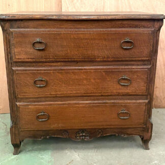 Commode style Louis XV trois rangs de tiroirs .  XX siècle .