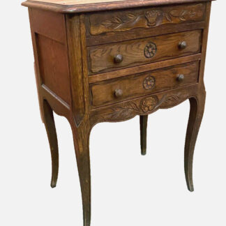 Commode travalleuse style Louis XV deux rangs de tiroirs pieds biche .XX siècle.