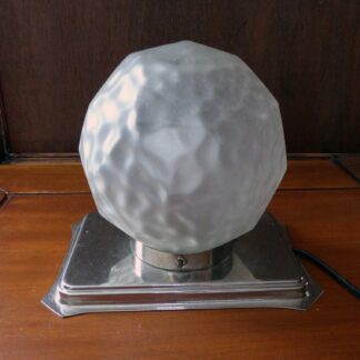 Lampe Art Déco vintage – Globe verre dépoli facetté – Socle métal chromé