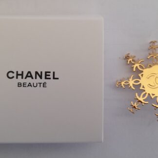 CHANEL LE PIN'S FLOCON METAL DORE DANS SA BOITE D'ORIGINE - NOEL 2024