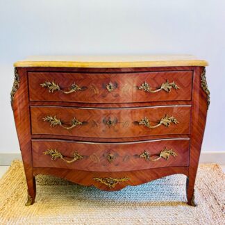 Très belle commode tombeau en marqueterie style louis xv. Estampillé Marquant P