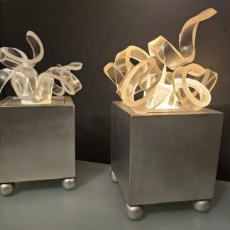 2 Lampes Vintage esprit Moderniste avec sculpture Forme Libre En Plexiglas 1990