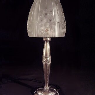 GEORGES LELEU: LAMPE ART DÉCO EN BRONZE NICKELÉ & DÔME EN VERRE PRESSÉ 1930