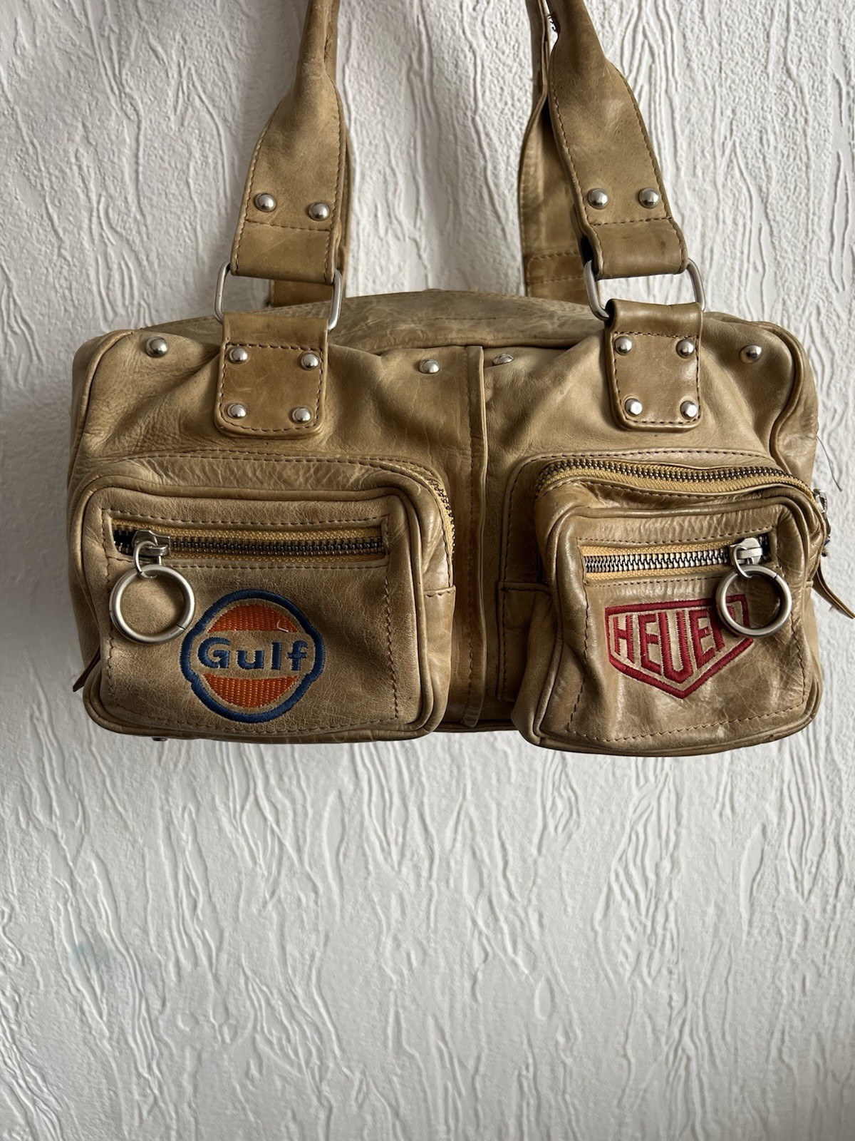TAG Heuer Sac vintage en cuir beige avec patchs Gulf & Heuer