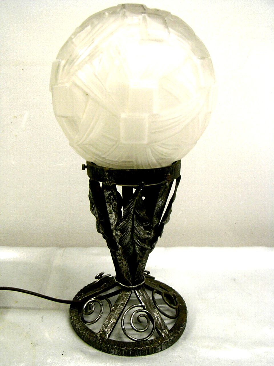 🇫🇷 ANTIQUE RARE LAMPE ART DÉCO NOUVEAU GLOBE VERRE MOULÉ PRESSÉ PIED FER FORGÉ