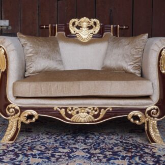Très beau petit canapé doré à la feuille d'or d'un château à BDX.