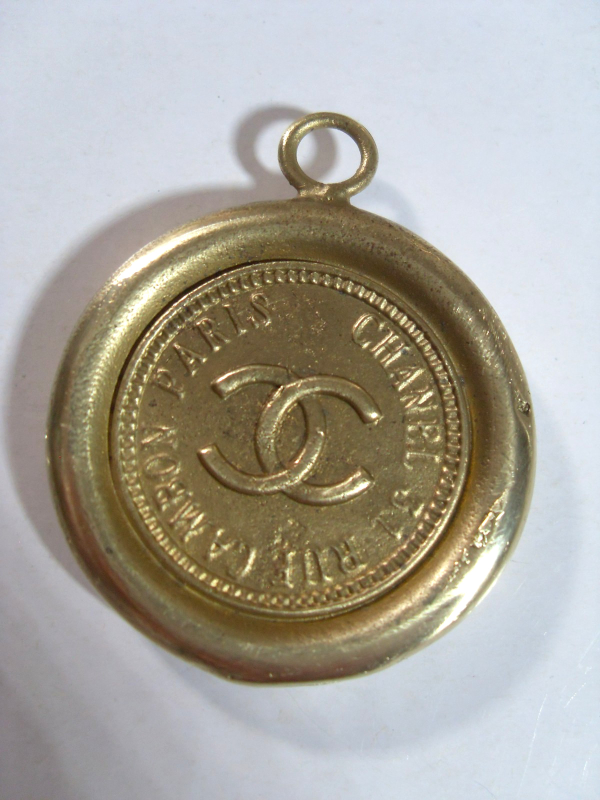 CHANEL PARIS- ancienne médaille d'étiquetage en bronze poli-collection -TBE