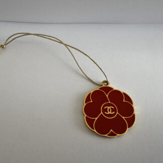 CHANEL  BRELOQUE PENDENTIF CAMELIA