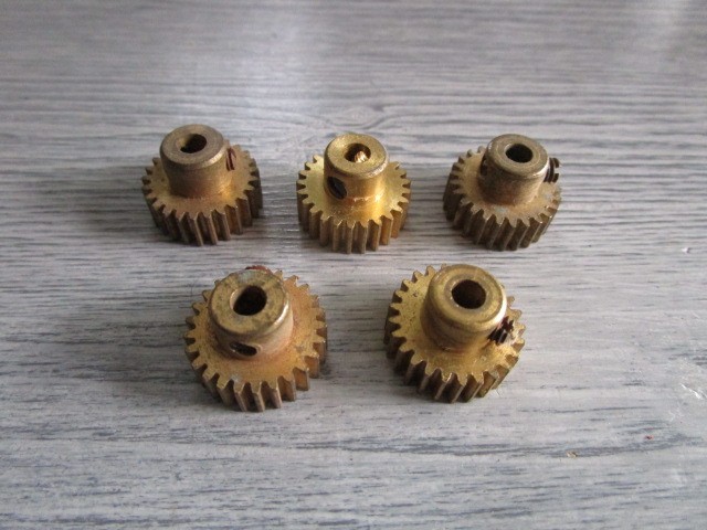 MECCANO: 5 pignons 25 dents - dia 16mm - larg 6mm - réf 25