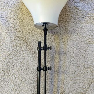 Lampe vintage en métal – abat-jour plastique blanc – hauteur réglable 69 à 83 cm