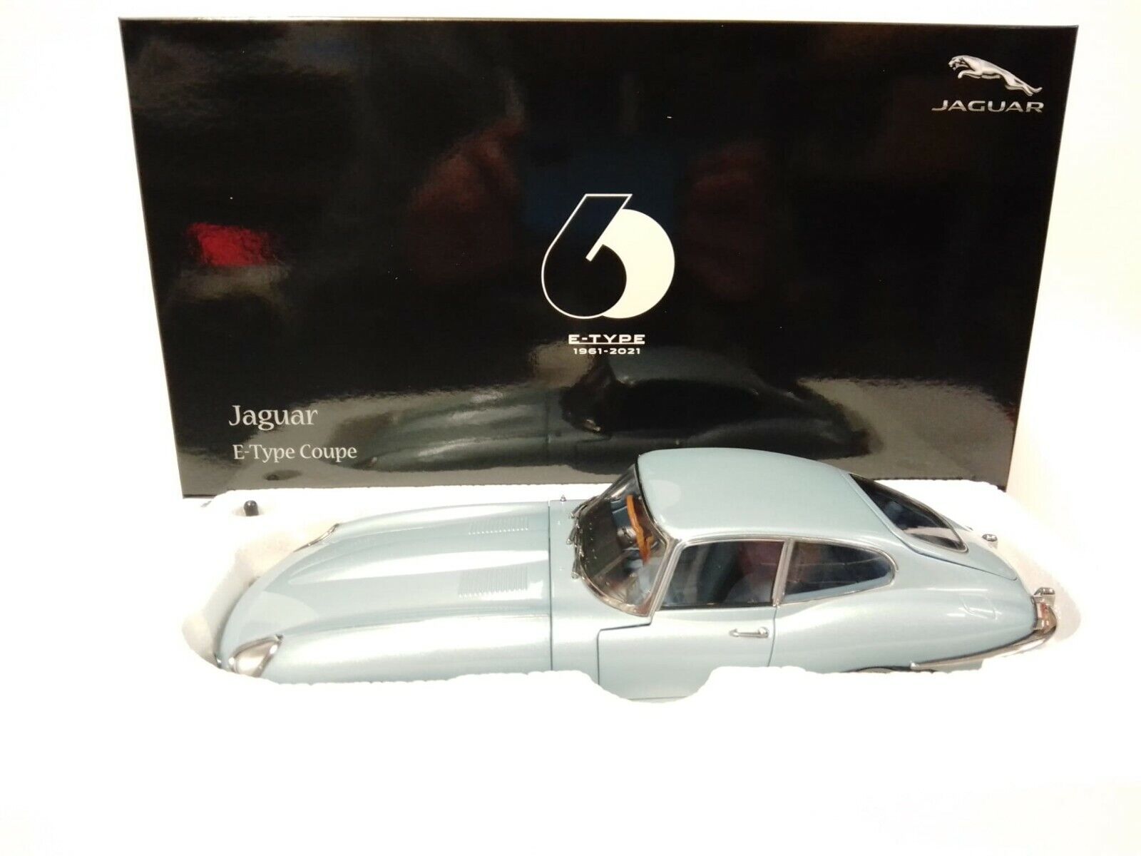 Kyosho Jaguar E-Type Coupé Argent Bleu 1961 1/18 08954SBL