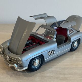 Voiture miniature Mercedes-Benz 300 SL Gullwing –Édition métal ouvrante (Burago)