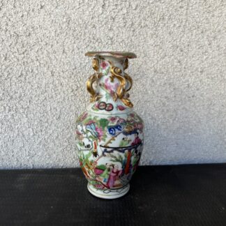 Vase ancien en porcelaine chinoise décor famille rose