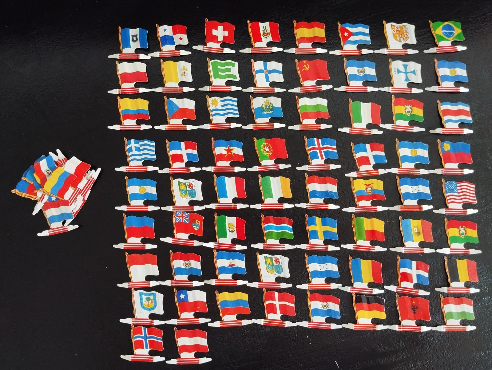 66 plaques de métal publicitaires L'Alsacienne biscuits drapeaux du monde