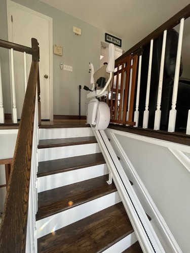 stair lift new rail 15ft comes with chair , motor and 2 remotes
