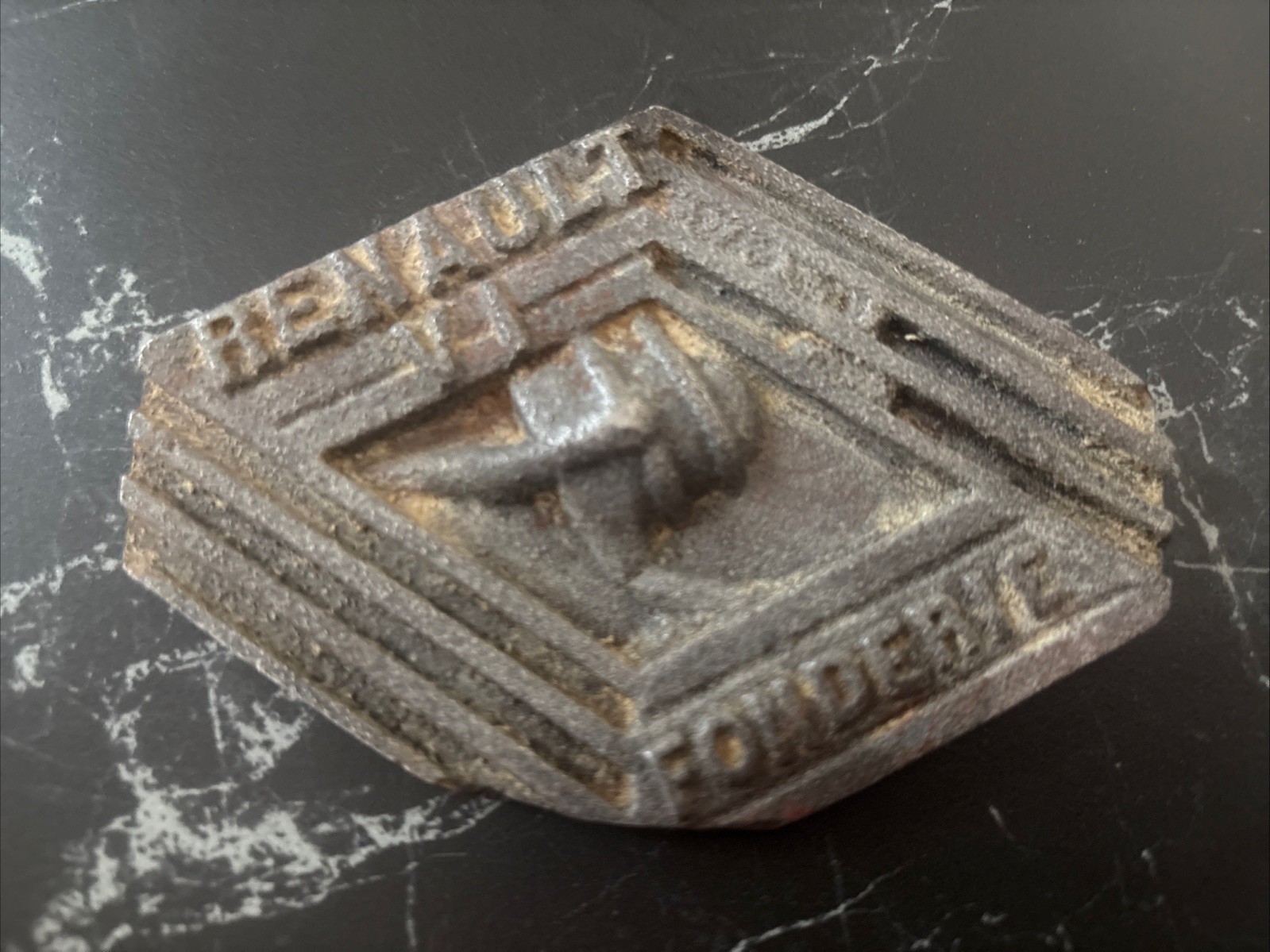 RENAULT PETITE PLAQUE PUBLICITAIRE EN FONTE