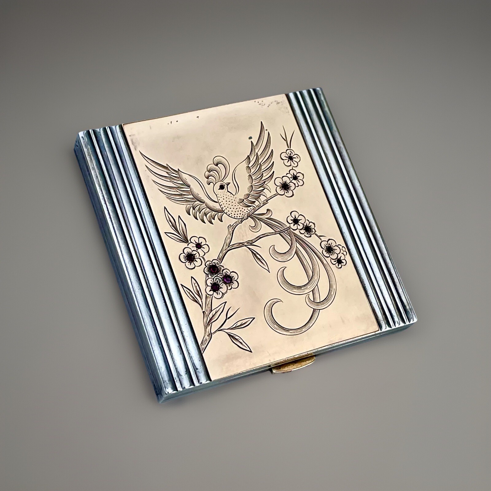 ANCIEN POUDRIER EN VERMEIL ET RUBIS ART DECO