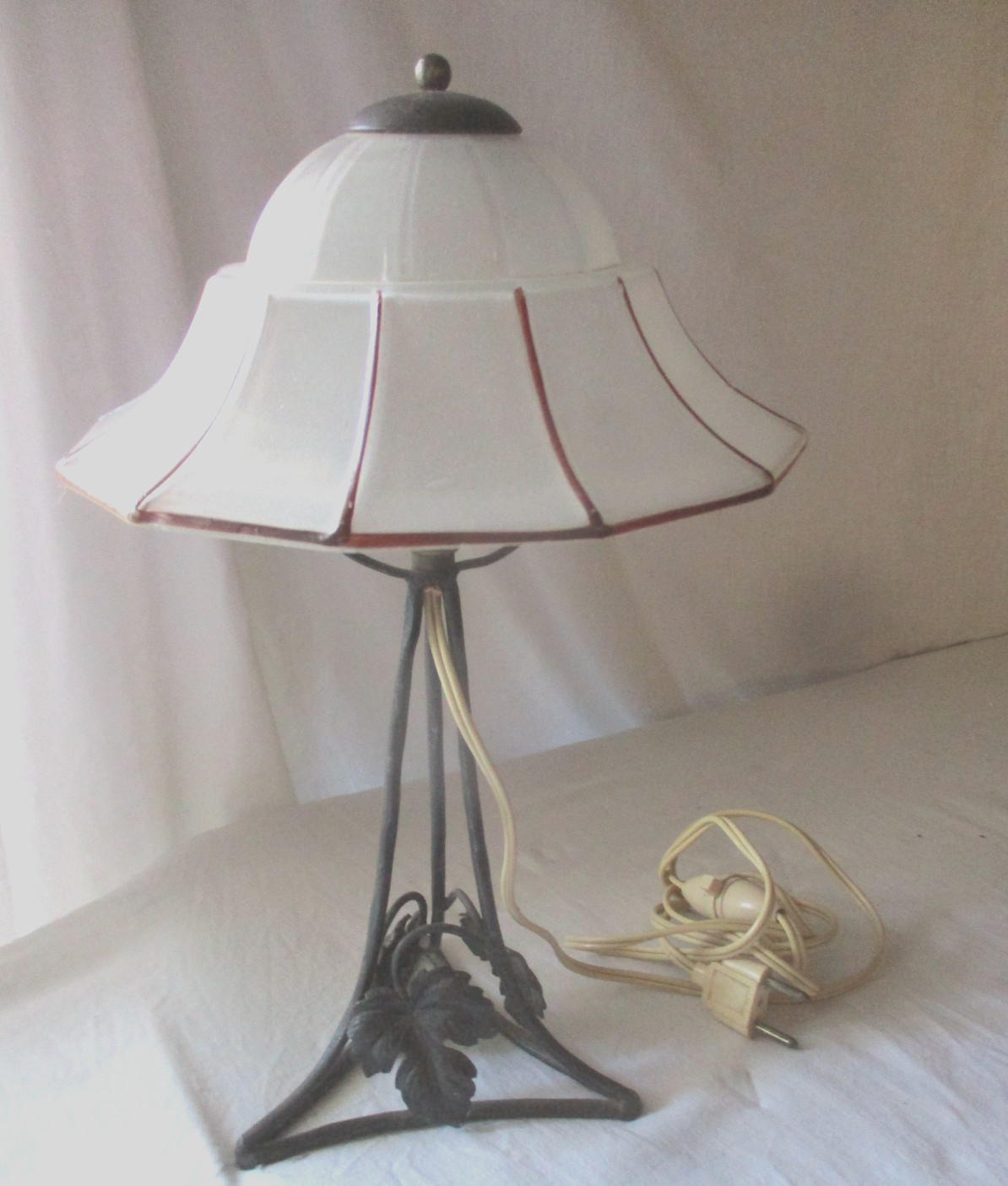 Lampe art déco. Pied en fer for-Abat jour verre opacifie forme pagode