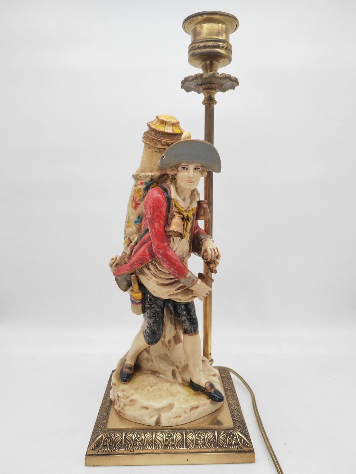 pied de lampe vintage en laiton et corsaire en résine polychrome 40 cm