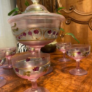 Verre opalin époque art déco, service à liqueur, à décors de cerise. vers 1900.