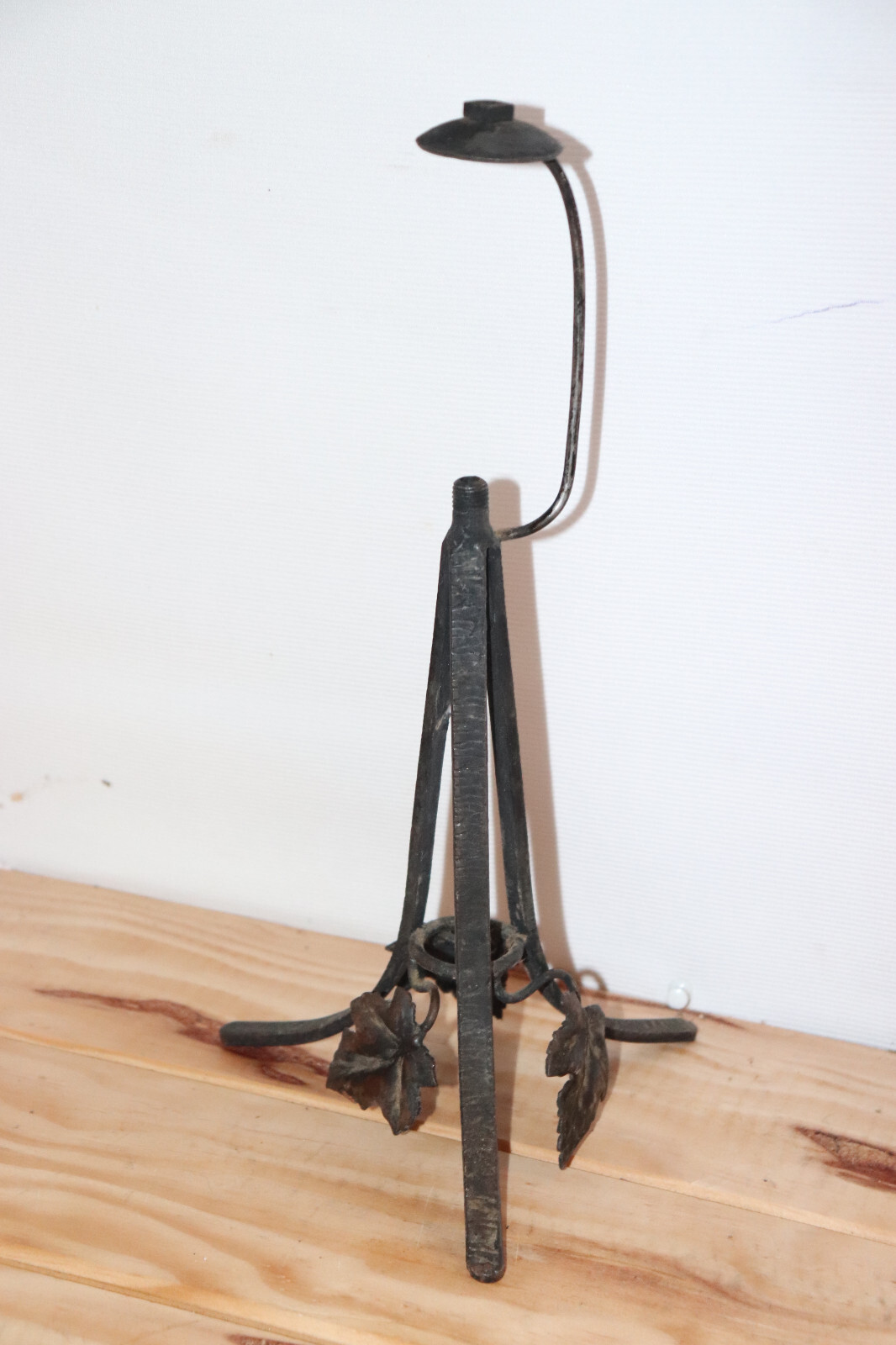 ancien pied de lampe art-déco en fer forgé , 31 cm , feuilles