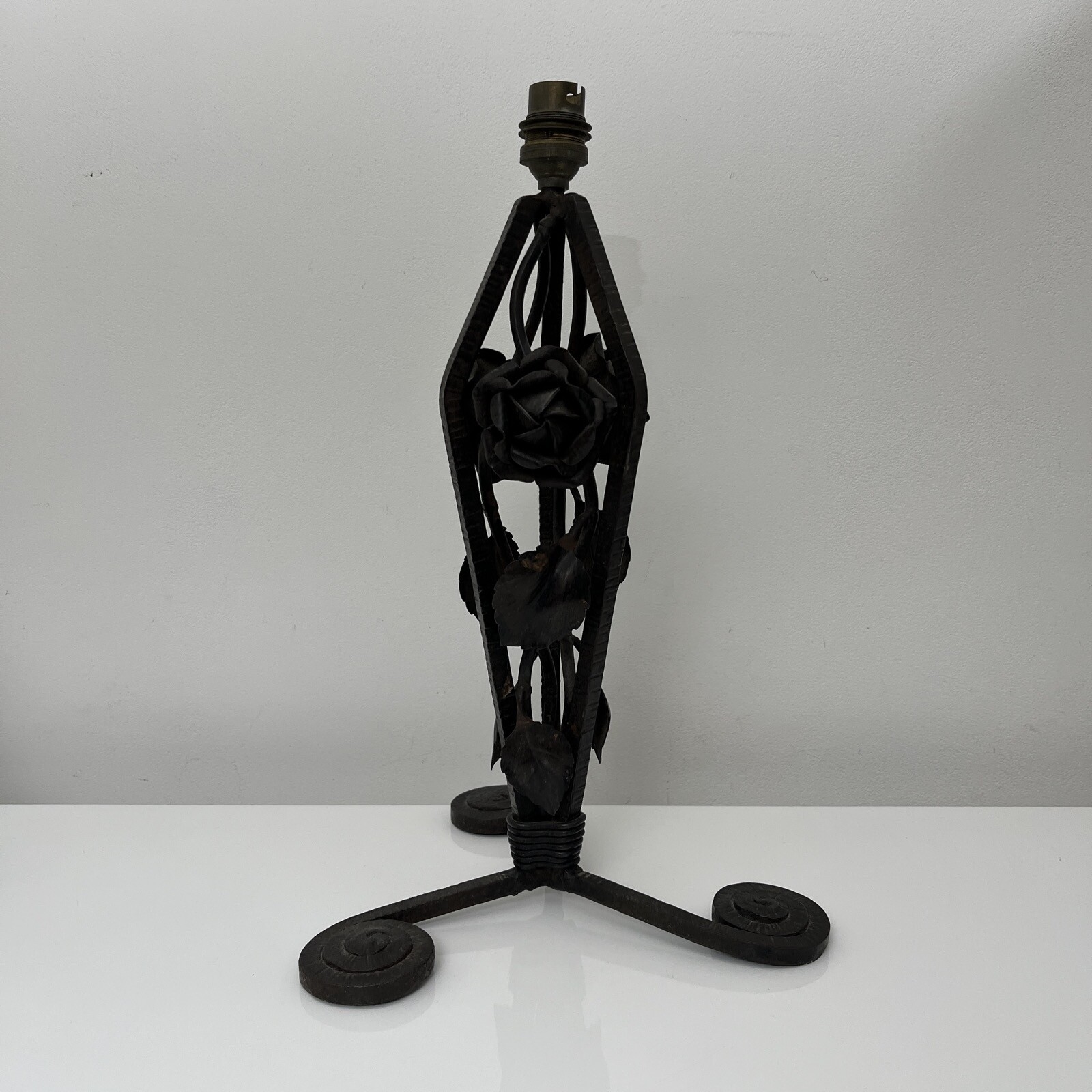 Pied de lampe en forgé Art Deco décor de roses