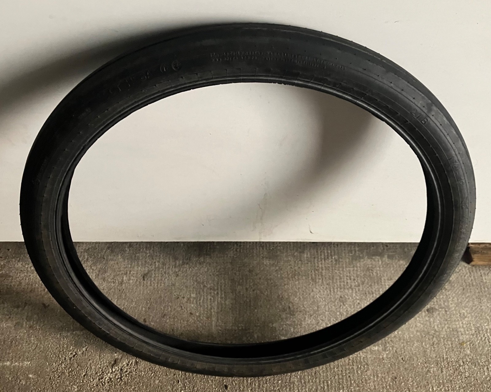Lot 2 pneus Hutchinson Solex 1-3/4 x 19 pour 3800 au 1400