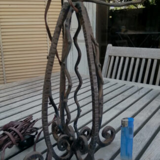 ancien pied de lampe art-déco en fer forgé martelé