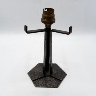 Pied de lampe en fer forgé martelé patiné noir à décor géométrique Art Déco