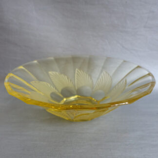 Coupe Art déco en verre taillé teinté jaune