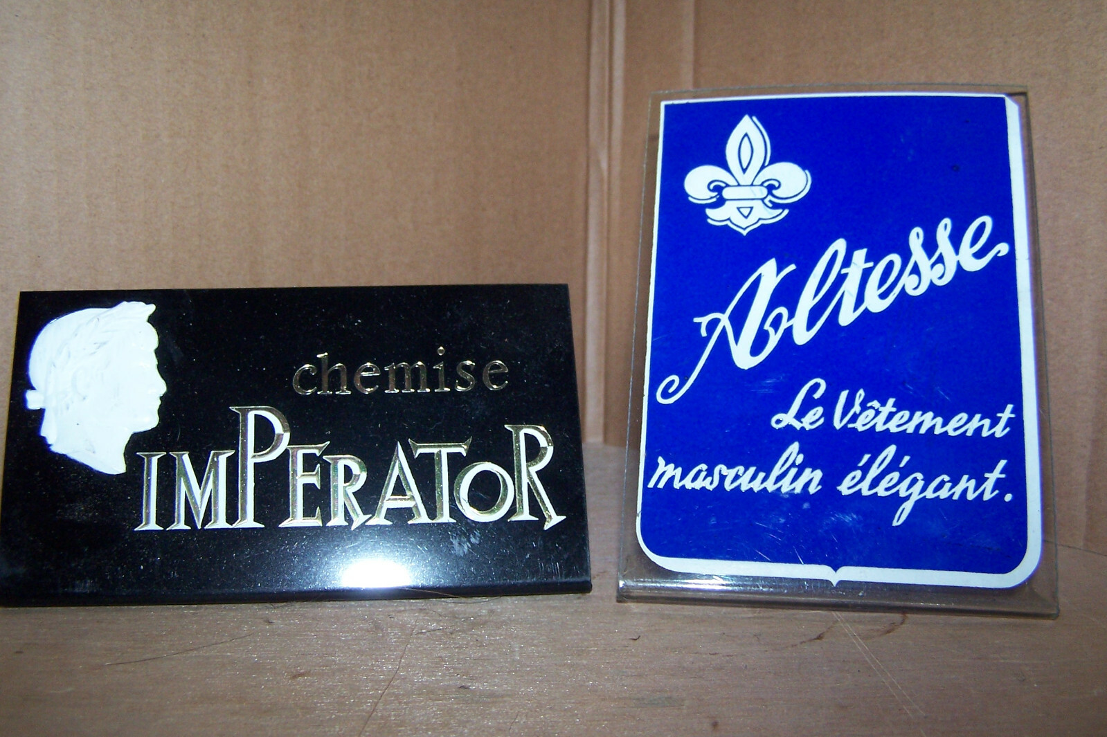 Lot 2 petites plaques publicitaires vintage vêtements homme années 60 en tbe