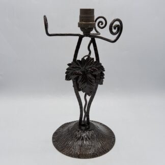 Pied de lampe en fer forgé martelé à décor végétal de feuilles de vigne Art Déco